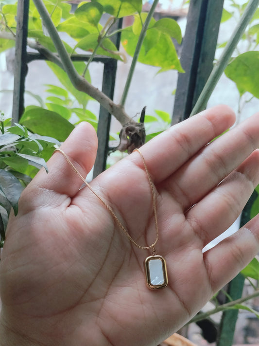 White rectangular chain