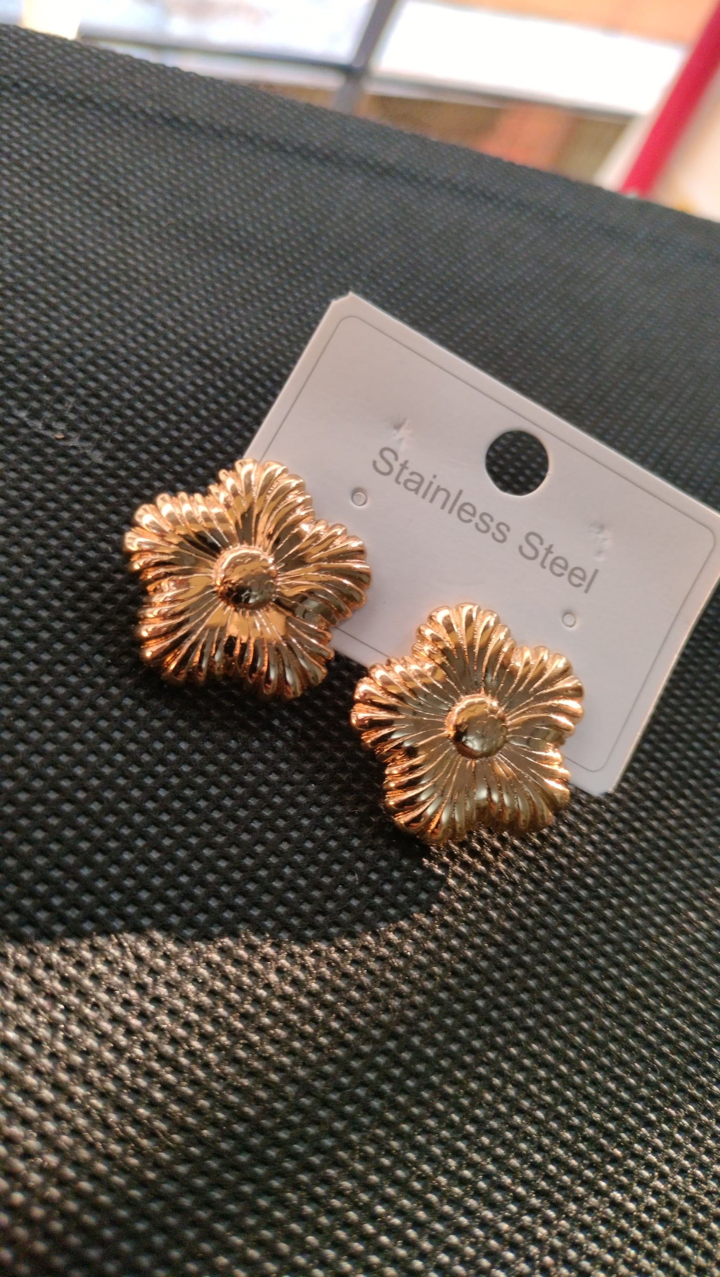 Mini flower earring